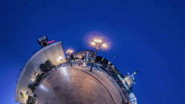 Pequeño planeta 360 grados Plaza de la Independencia de Kiev en la noche Monumento a la Independencia Día de la Biblioteca Su cada vez más oscuras personas están caminando por azulejos de pavimentación — Vídeos de Stock