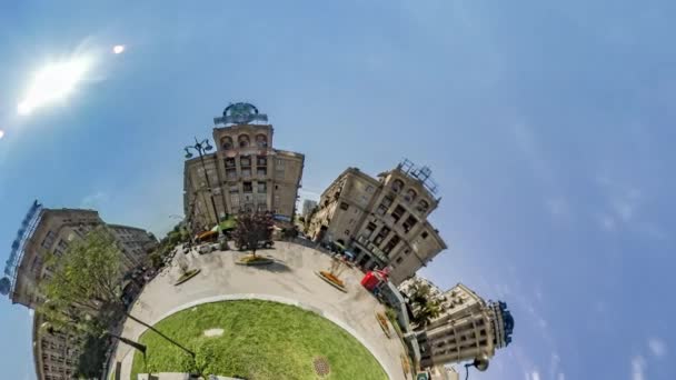 Malá maličká planeta 360 stupeň Kyjev zajímavosti lidé pěšky po náměstí nezávislosti v slunečném dni staré budovy Maidan Nezaležnosti cestovní ruch na Ukrajině Cityscape — Stock video