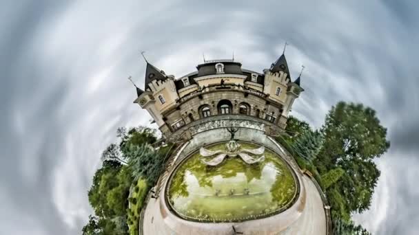 Pequeño planeta 360 grados Teatro de marionetas Kiev Lugares de interés Casa de cuento de hadas Pequeño lago artificial en una plaza adoquines Árboles verdes Turismo en Ucrania — Vídeos de Stock