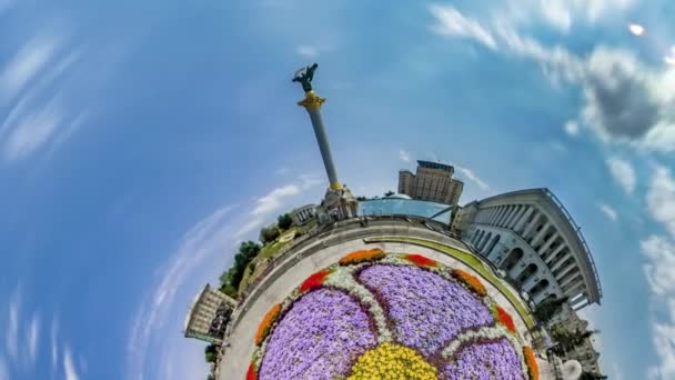 Pequeño planeta 360 grados cama de flores Plaza de la Independencia en el Día de la Biblioteca Monumento Obelisco Kiev Lugares de interés Gente caminando por la plaza Edificios antiguos Paisaje urbano — Vídeos de Stock