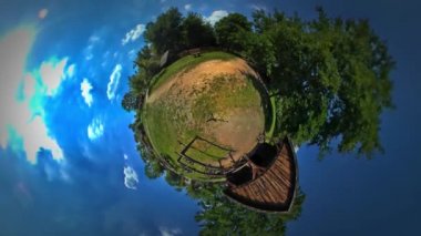 Little Tiny Planet 360 Derece Kırsal Opole Manzara Sunny Day Man Huts Cottages Quiet Village Mavi Gökyüzü Yeşil Ağaçlar Tur Arasında Polonya Opole Turizm