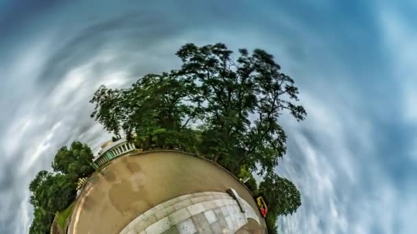 Petite planète minuscule 360 Degré Khreshchaty Park Kiev Visites Les gens marchent par les ruelles et le tourisme carré en Ukraine Paysage urbain Paysage nuageux — Video