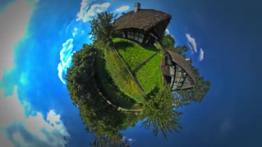 Küçük Tiny Planet 360 Derece Çim Cottage Courtyard Man Ahır Kırsal Opole Manzara Sunny Day Mavi Gökyüzü Yeşil Ağaçlar Tur Arkasında Opole Turizm