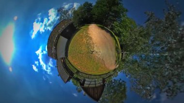 Little Tiny Planet 360 Derece Man Polonya Opole Turizm Ahır Kırsal Opole Manzara Eski Sevimli Cottages Sunny Day Mavi Gökyüzü Yeşil Ağaçlar Tur Bırakır