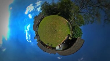 Little Tiny Planet 360 Derece Kırsal Opole Manzara Eski Sevimli Cottages Ahırlar Evler Sunny Day Mavi Gökyüzü Yeşil Ağaçlar ve Çimler Tur Polonya'da Opole Turizm