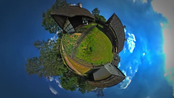 Маленькая крошечная планета 360 градусов Кровать Кровать Коттедж Двор Амбар Сельская местность Ополе Пейзаж Солнечный день Голубое небо Зеленые деревья Туризм в Ополе в Польше — стоковое видео