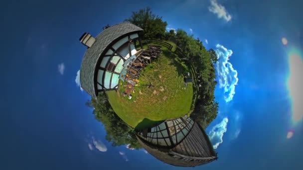 Petite Minuscule Planète 360 Degré Homme Morceaux de Bois dans la Cour de la Vieille Maison Paysage Rural Opole Journée ensoleillée Ciel Bleu Arbres Verts Tour à Opole Tourisme — Video