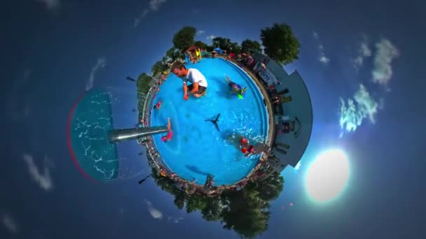 Kleine kleine planeet 360 graden kinderen zwemmen in zwembad Rubber Ring Aqua Park in jeugd dag Opole papa knuffels zijn dochter zittend onder een fontein zonnige Tour naar Polen — Stockvideo