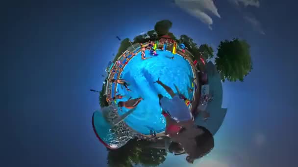 Kleine kleine planeet 360 graden Kids in geniet van Aquapark in jeugd dag Opole Man filmen de Pool zonnige dag Turquoise Water gezinnen hebben leuk toerisme in Polen — Stockvideo