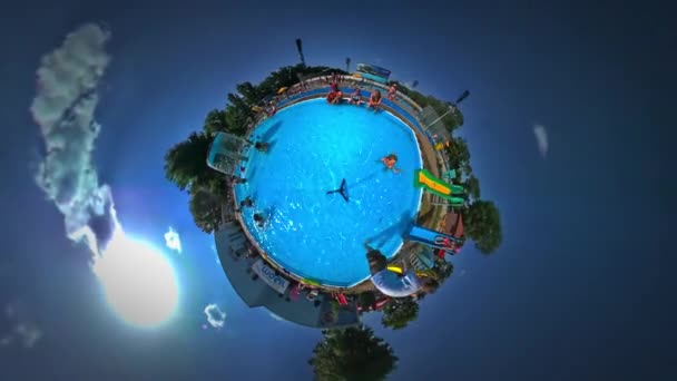 Małe dziecko 360 stopni drobny Planet slajdów przez rynnę w Aqua parku w młodzieży dzień Opole słoneczny letni dzieci w rodzinach basen o zabawa turystyki w Polsce — Wideo stockowe