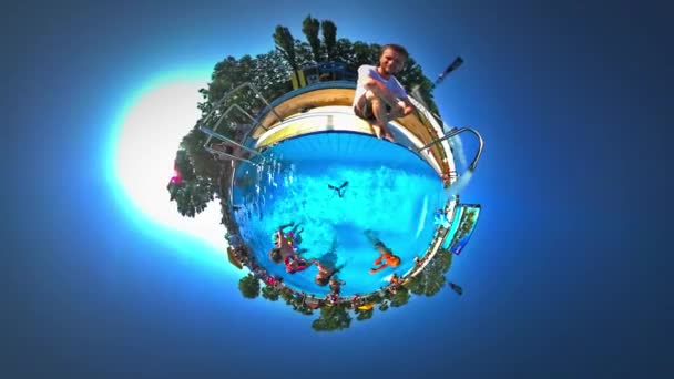 Lilla Tiny Planet 360 graders barn pappa i Opole Aqua Park i Ungdom dagen solig dag far sitter vid poolen ser efter barn familj turné i Polen — Stockvideo