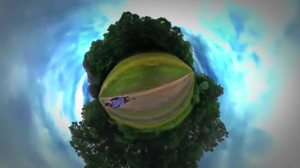 Маленькая крошечная планета 360 градусный человек турист Прогулка по тропинке Вудланд в Опольском лесу Backpacker Путешествия теплый осенний день облачное небо тур в Ополе — стоковое видео