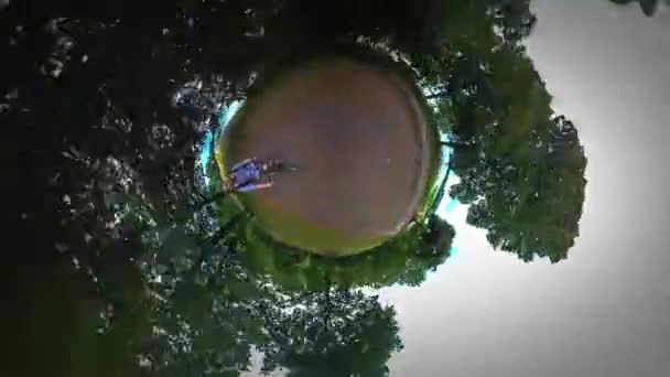 Маленькая крошечная планета 360 градусов человек верхом на велосипеде по тропинке вдоль берега реки Каменистого берега Backpacker Путешествует теплый осенний день облачное небо тур в Ополе — стоковое видео