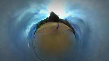 Küçük küçük gezegen 360 derece adam Backpacker kıyı şeridi göl deniz kenarında yürürken kendini Woodland Opole Opole seyahat sıcak sonbahar bulutlu gün tur içinde filme