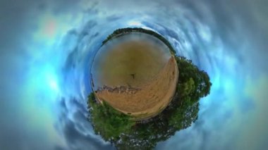 Küçük küçük gezegen 360 derecelik manzara Sandy banka nehir göl ya da deniz bulutlar kayan seyahat sonbahar gün cennet yeşil ağaçlar turu Opole turizm