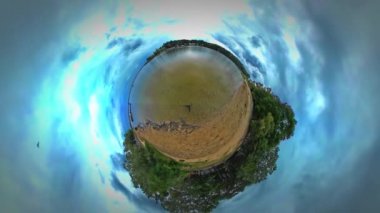 Küçük küçük gezegen 360 derecelik manzara Sandy banka nehir göl ya da deniz seyahat sıcak sonbahar gün bulutlu gökyüzü Park orman yeşil ağaçlar turu Opole Turizm