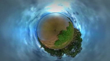 Küçük küçük gezegen 360 derece manzara nehir göl ya da deniz Sandy banka otu Swaying, bulutlu gün yeşil ağaçlar turu Opole Turizm için rüzgar seyahat olduğunu