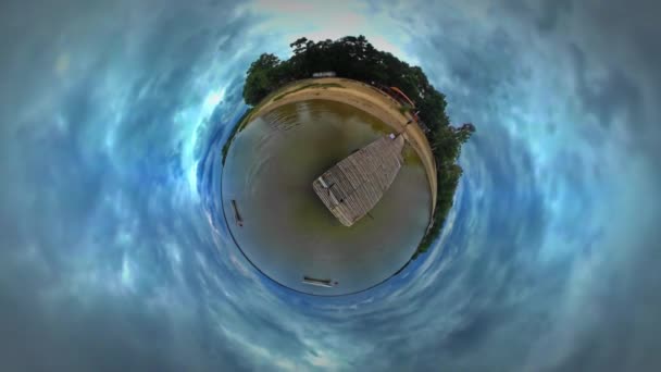 Kleiner winziger Planet 360 Grad Mann Backpacker Wandern am Ufer des Sees Meer Sandbank an Holzpier Reise im warmen Herbst bewölkte Tagestour nach Opole — Stockvideo