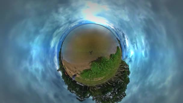 Mały drobny Planet 360 stopni człowiek jest Backpacker chodzenie przez jezioro Bank lasów w Opolu lasu Backpacker jest podróży ciepłej jesieni zachmurzony dzień objazd do Opole — Wideo stockowe