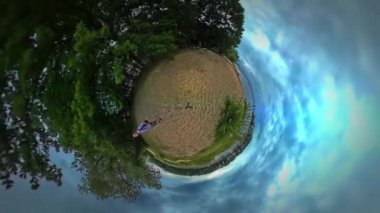 Küçük küçük gezegen 360 derece Sandy banka deniz Backpacker yürüyerek seyahat boyunca Gölü banka sıcak sonbahar bulutlu gün orman tur Opole için demektir