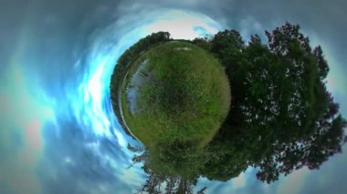 Küçük küçük gezegen 360 derece Yeşil Göl banka sahil su gün gür yeşil orman orman çim bulutlu gökyüzü Park orman tur Opole için seyahat