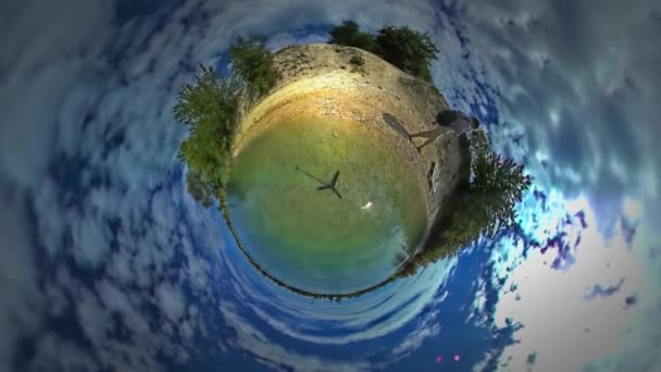 Petite planète minuscule 360 degrés Homme à la mer Turquoise Water Sea Backpacker regarde le lac qui voyage le long de Sandy Bank Sunny Day Tour à Opole — Video
