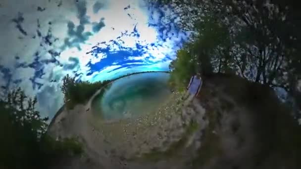 Kleine kleine planeet 360 graden Man filmen zee Bank Turquoise Water zee Backpacker is kijken naar het Lake reizen langs Sandy Bank zonnige dag Tour naar Opole — Stockvideo