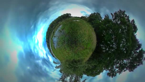 Poco pequeño planeta viaja a lo largo de la gira de bosque nublado cielo Parque agua día exuberante verde boscosa bosque hierba a Opole junto al mar 360 grados verde lago Banco — Vídeos de Stock