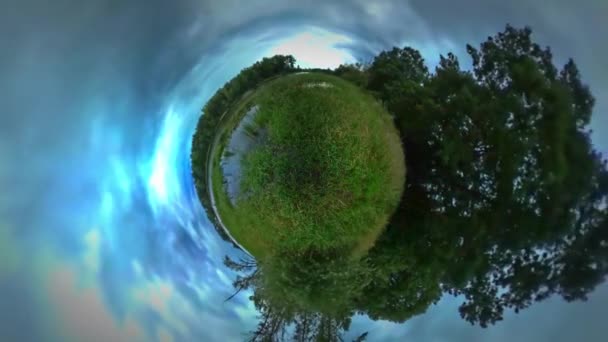 Kleine kleine planeet 360 graden groen gras Seaside reizen langs het Water dag Lush Green Woodland Forest gras bewolkt Sky Park Forest Tour naar Opole — Stockvideo