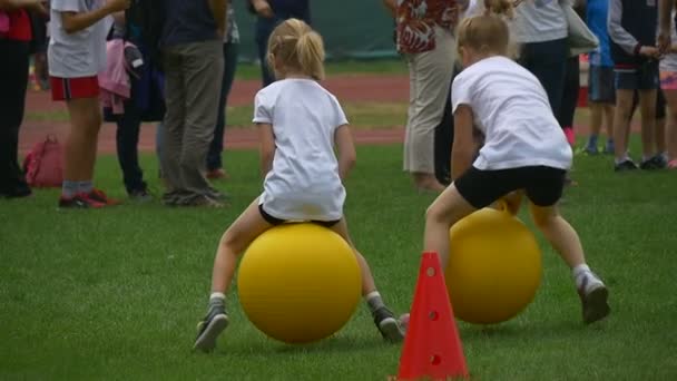 Two Little Girls Hurry to Come to a Finish Line — Stockvideo