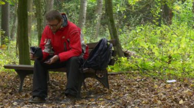 Sanal gerçeklik üzerinde Air parkta oturan dünyasında dalmış bir adam