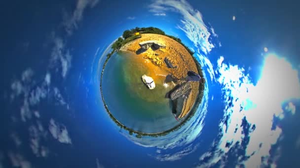 Petite planète minuscule 360 degrés homme marchant sur le sable de bord de mer illuminé avec des pierres de soleil sur un sac à dos de banque voyage le long du lac dans la chaude tournée d'automne à Opole — Video