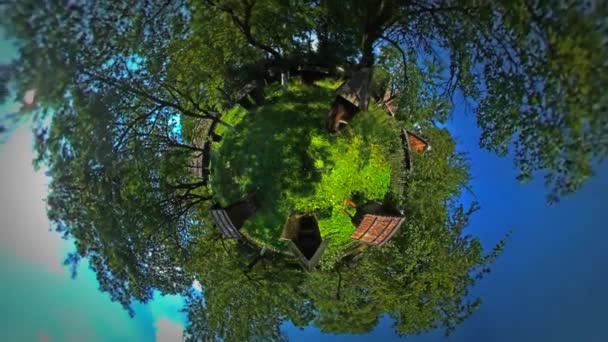 Little Tiny Planet 360 Grau Turista Homem Colmeias Rural Opole Paisagem Ensolarado Verão Dia Aldeia Azul Céu Verde Árvores Tour a Opole Turismo na Polônia — Vídeo de Stock