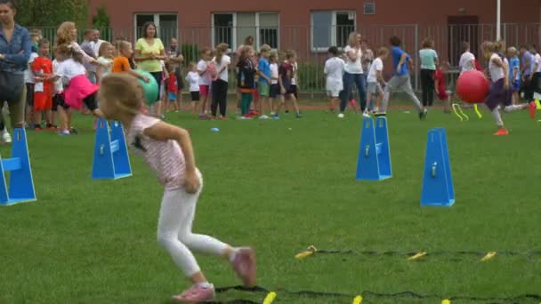 Kinder und Eltern sind im Stadion der Schule Nr. 2 (Polen, Oppeln)) — Stockvideo