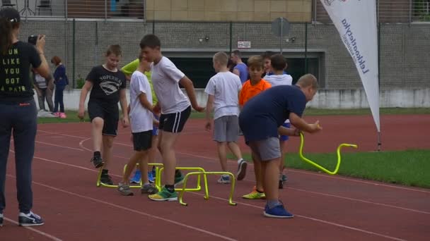 Crianças participam da corrida de revezamento esportivo escolar — Vídeo de Stock