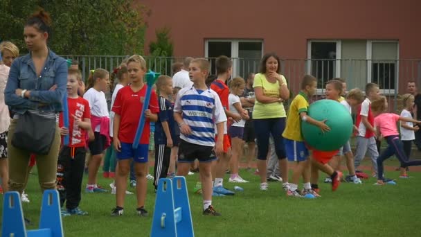 Діти прийшли на спортивний фестиваль у місті Ополе — стокове відео