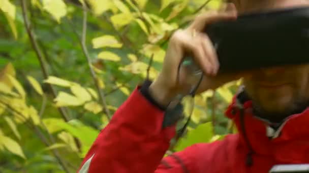 Портрет человека в очках 360 против осени в парке — стоковое видео