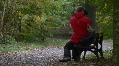 Park 'taki 360Vr Gözlüklü Oyuncu Sanal Oyunlar oynuyor. Video 360 Derece İzliyor. Kafasını Keskin Hissediyor.