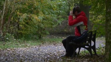 Park 'ta 360Vr Gözlük takan Adam Sanal Oyunlar Oynayan 360 Derece Video İzliyor Kulaklıktan Kalkıyor ve Sonbahar Günü Yedekte Yürüyüp Gidiyor