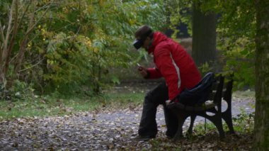 360Vr Gözlüklü Adam Sahneye Yalan Söylüyor 360 Derece Video İzliyor Sanal Oyunlar Oynuyor Elinde Akıllı Telefon Sonra Sonbahar Günü Kalkıyor Kulaklığını Çıkartıyor