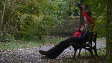 360Vr Gözlüklü Turist Park 'ta Dinleniyor 360 Derece Sanal Oyunlar Oynayan Turist Sonbaharda Bankta Bacaklarını Uzattı