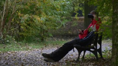 360Vr Gözlüklü Turist Park 'ta Dinleniyor 360 Derece Sanal Oyunlar Oynayan Turist Sonbaharda Bankta Bacaklarını Uzattı