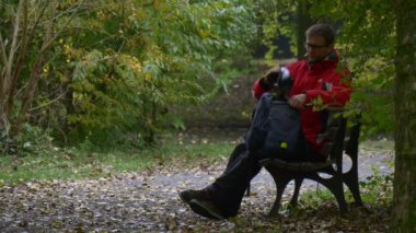 360 Derece İzleyen Adam Başa Dönen Sanal Gerçeklik Kulaklığı Oynayan Sanal Oyunlar Oynayan Akıllı Telefon kullanan Sonbahar Günü 'nde Oturan