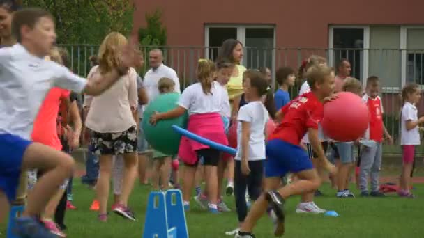 Um grupo grande de adolescentes estão no Estádio Central de escola de Esportes Olímpicos No2 — Vídeo de Stock