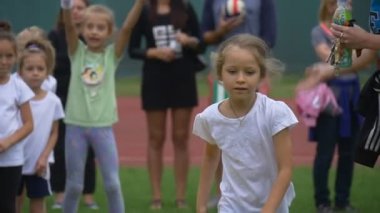 Küçük kız için bir bitiş çizgisini çalışır