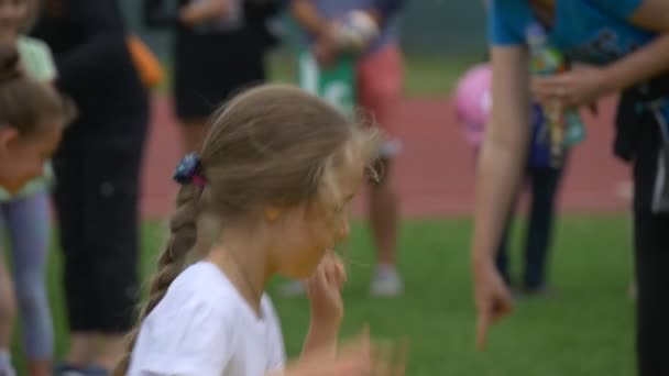 Две маленькие девочки пытаются добраться до финиша первыми — стоковое видео