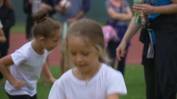 Zwei kleine Mädchen nehmen an einem Lauf teil — Stockvideo