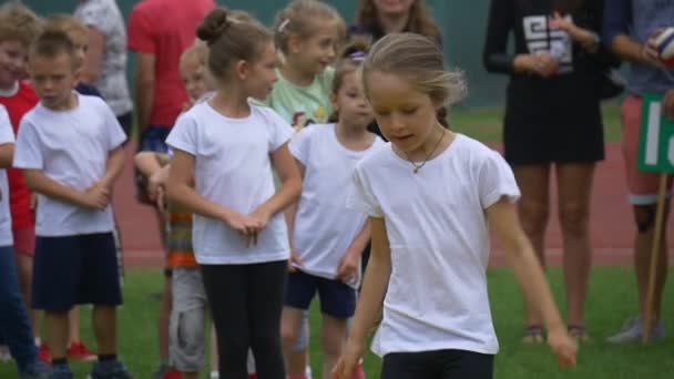 Uczniowie pierwszych klas zostały umieszczone w linii na stadionie — Wideo stockowe