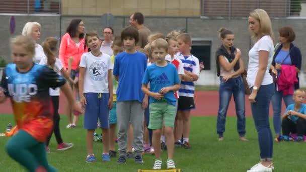 Lehrer gibt Anleitung, wie man Sport macht — Stockvideo