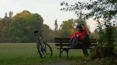 Sanal Gerçeklikteki Turist Park 'taki Bench' te Oturuyor